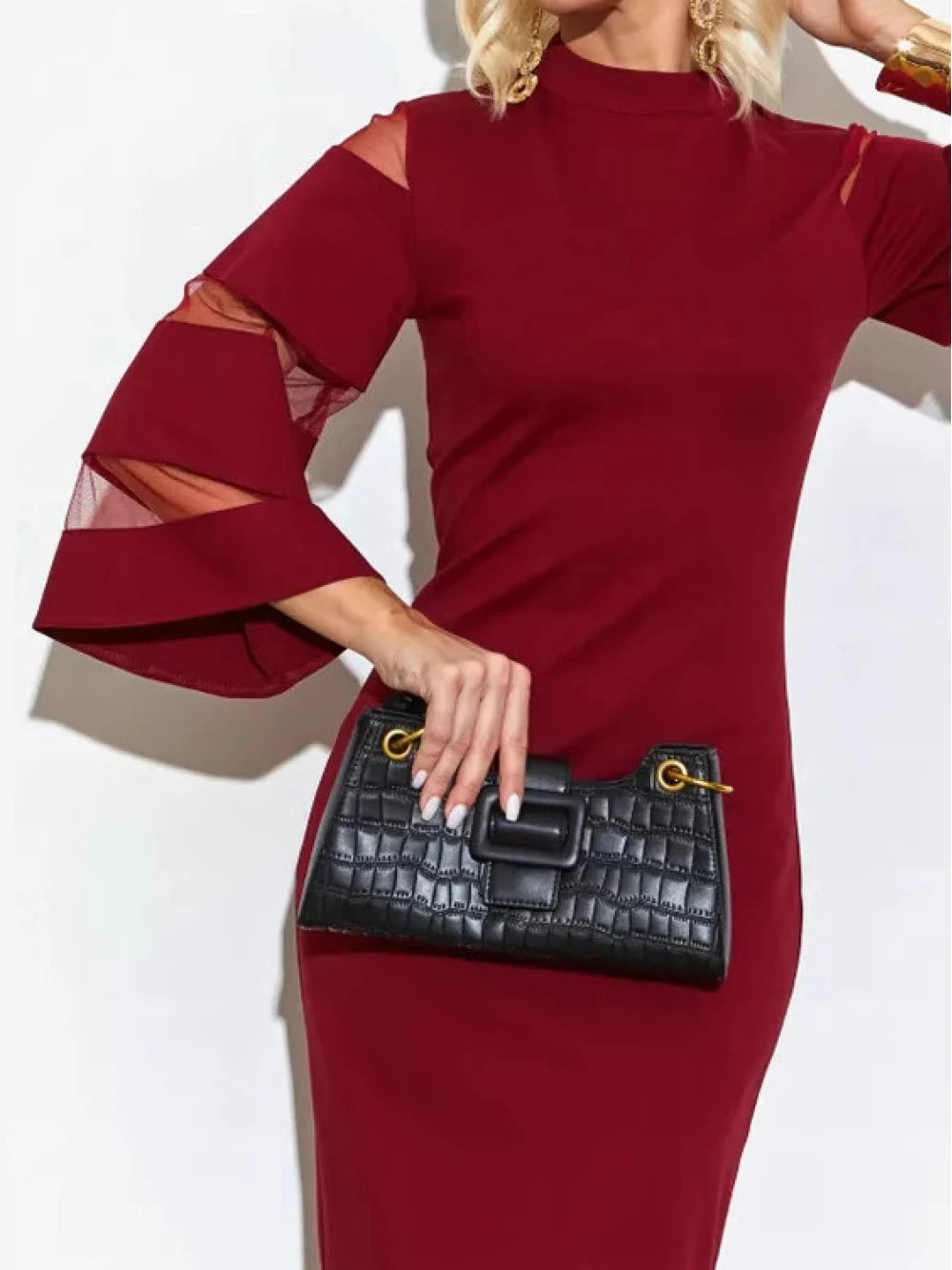 Vestido Feminino Slim com Manga Trompete e Fenda Lateral.