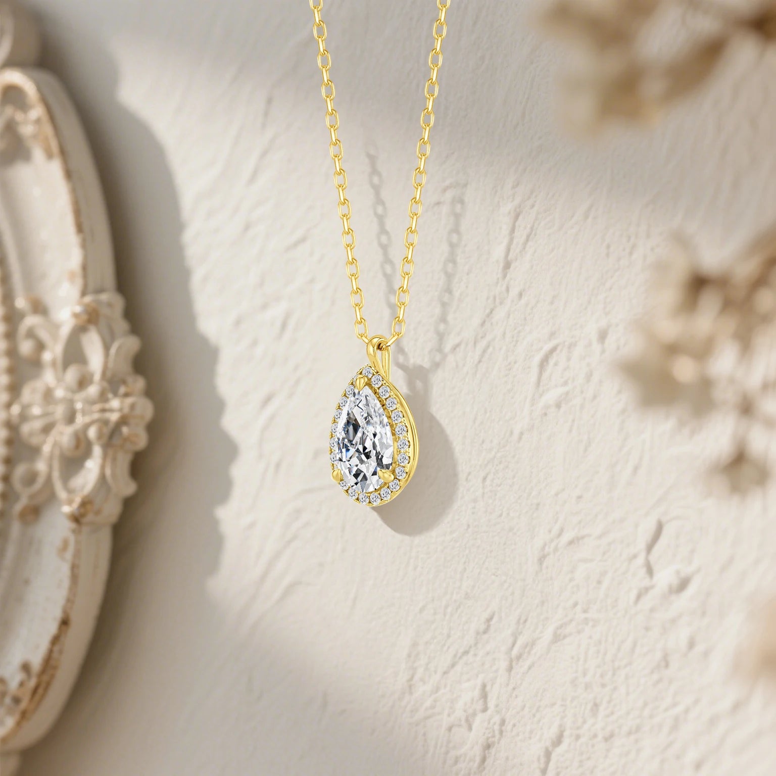 Garb Lacrima di Luce – Colar com Pingente de Moissanite Halo em Ouro 14K com Lapidação Pera