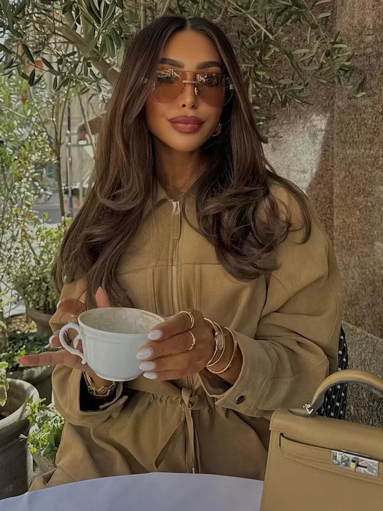 Garb Alta Moda – Conjunto Feminino Casaco e Calça de Luxo.