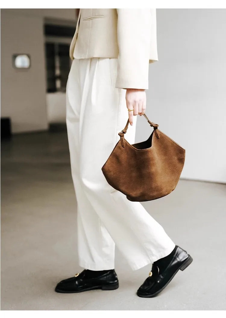 Bolsa Feminina em Camurça e Couro com Acabamento Sofisticado.