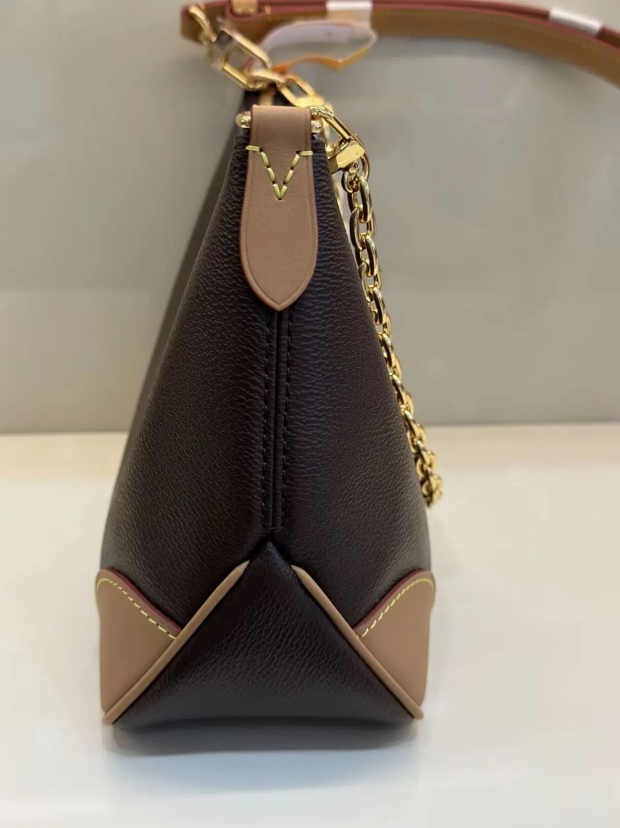 Bolsa Feminina de Couro com Detalhes Luxuosos.
