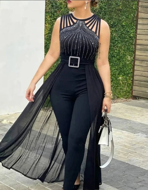 Macacão Feminino Longo Vintage com Detalhes Vazados e Aplique de Cristais.