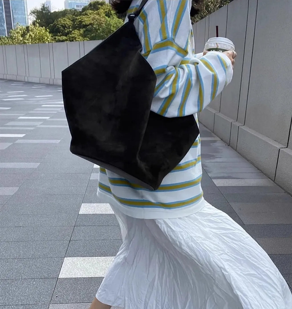 Bolsa Feminina em Camurça e Couro com Acabamento Sofisticado.