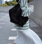 Bolsa Feminina em Camurça e Couro com Acabamento Sofisticado.