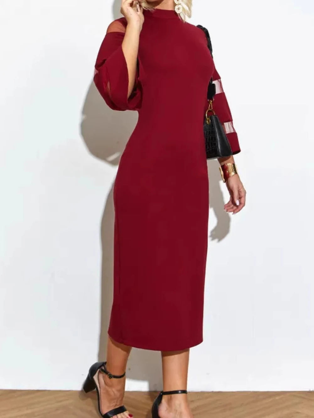 Vestido Feminino Slim com Manga Trompete e Fenda Lateral.