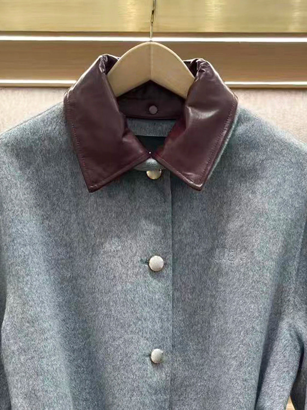 Casaco Feminino em Lã Fina com Gola de Couro Removível e Artesanato Frivolité.