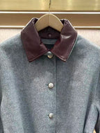 Casaco Feminino em Lã Fina com Gola de Couro Removível e Artesanato Frivolité.