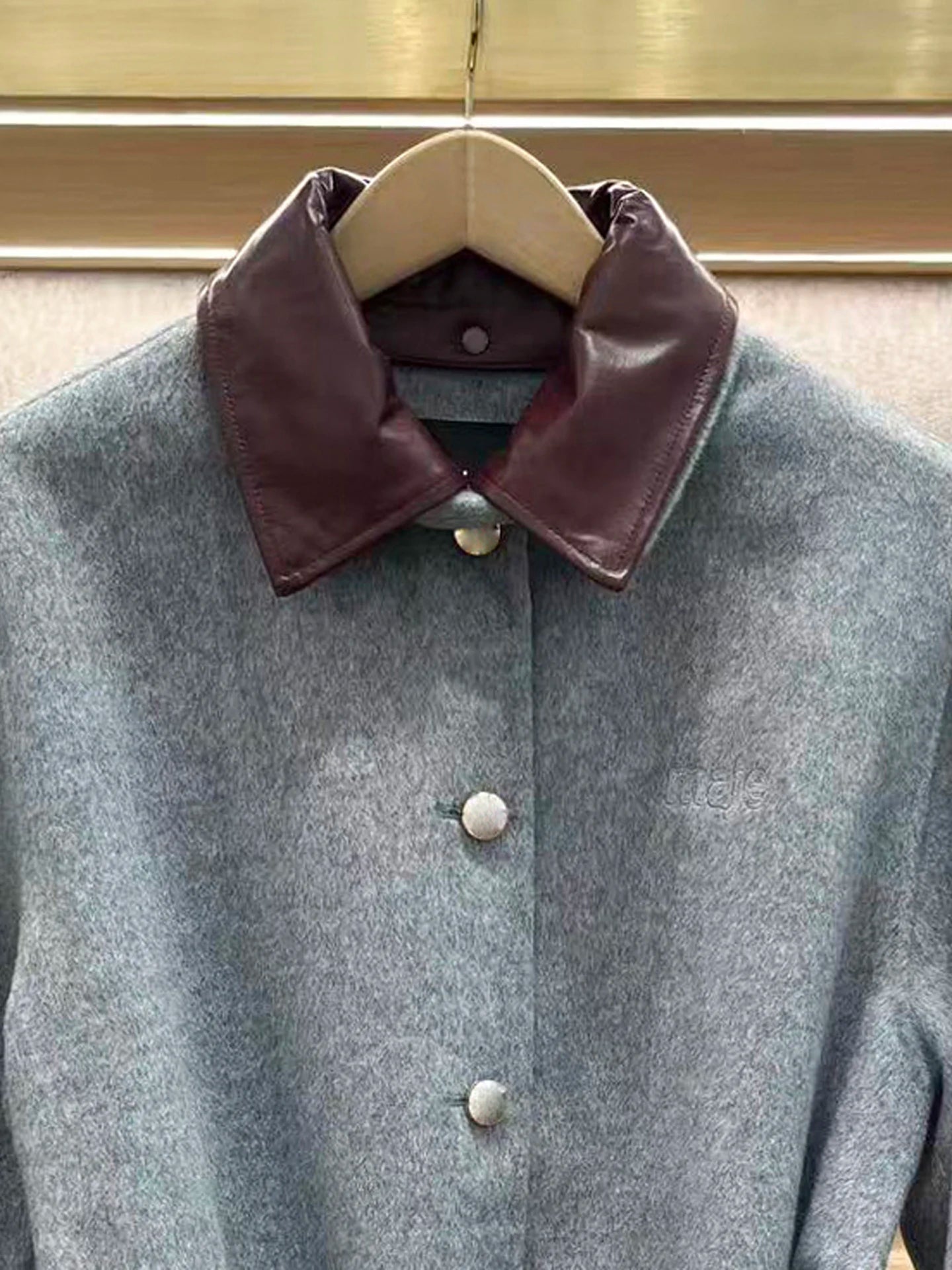 Casaco Feminino em Lã Fina com Gola de Couro Removível e Artesanato Frivolité.