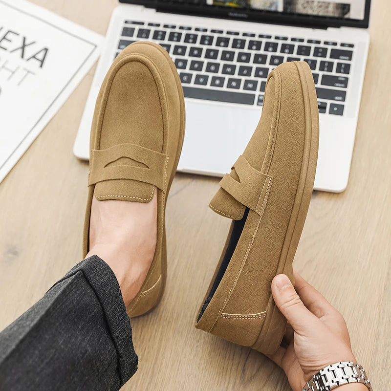 Mocassim Masculino Slip-On em Material Premium Leve com Solado em Borracha Antiderrapante.