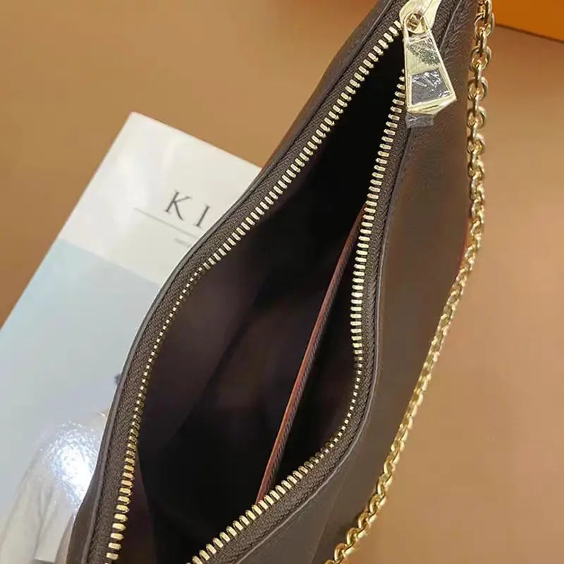 Bolsa Feminina de Couro com Detalhes Luxuosos.