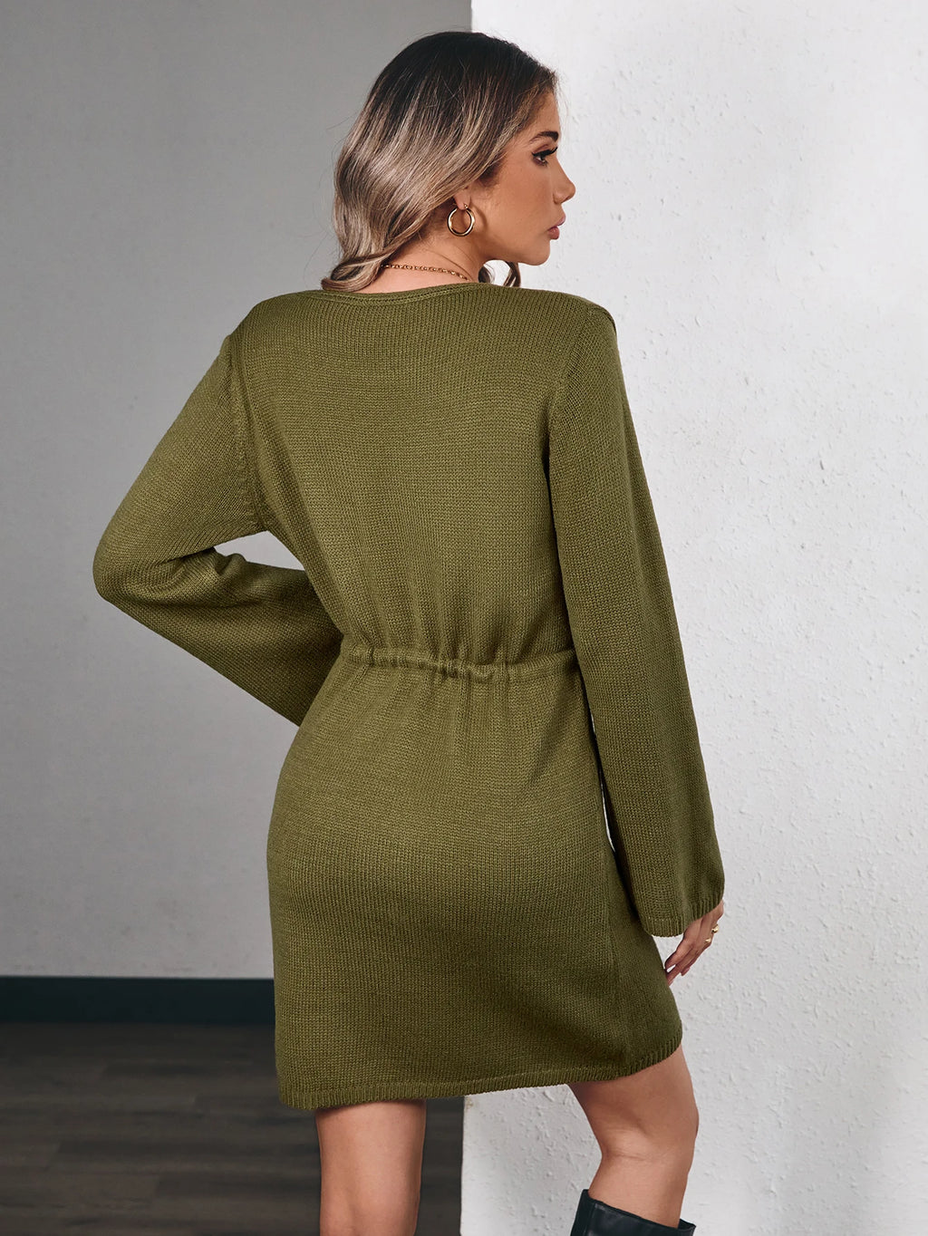 Vestido Feminino Slim com Manga Trompete.