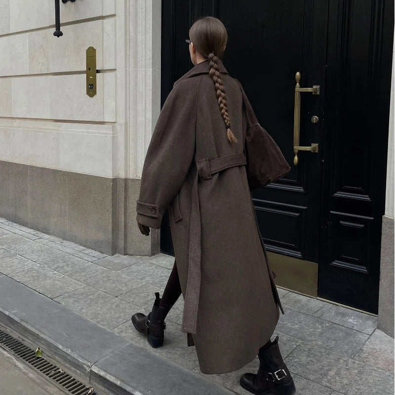 Sobretudo Feminino de Gola Alta com Capuz em Fibra Natural.