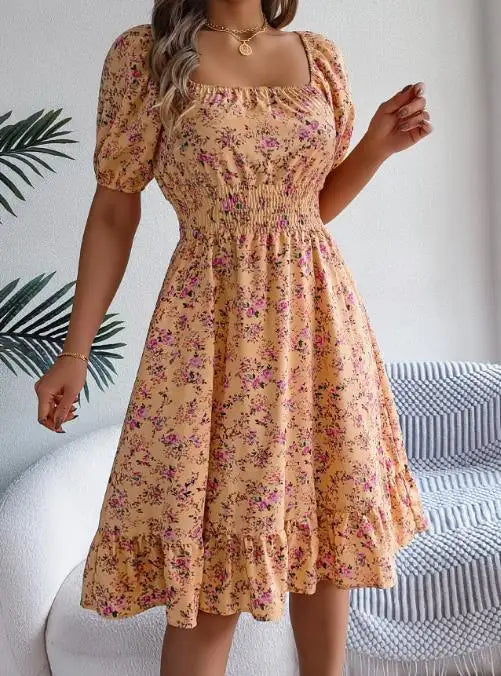 Vestido Feminino Curto Estampado com Decote Quadrado e Mangas Bufantes.