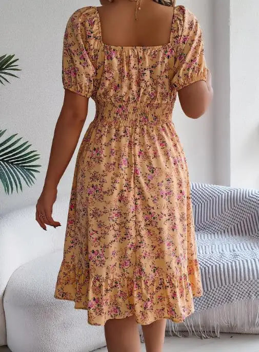 Vestido Feminino Curto Estampado com Decote Quadrado e Mangas Bufantes.