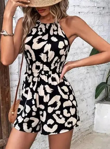 Macacão Feminino Curto Estampado em Animal Print com Cintura Ajustável.