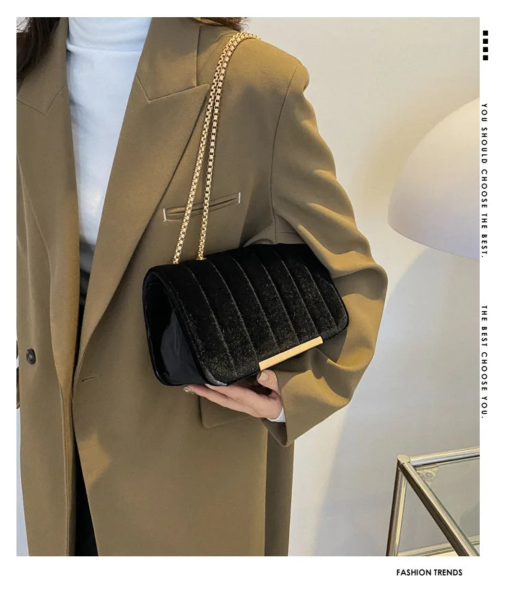 Bolsa Feminina Aba com Detalhes Luxuosos.