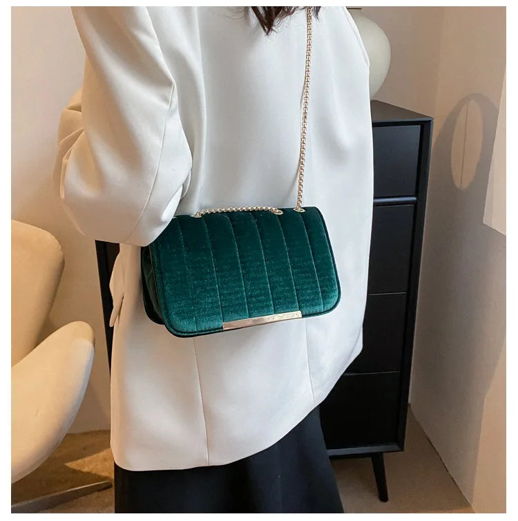 Bolsa Feminina Aba com Detalhes Luxuosos.