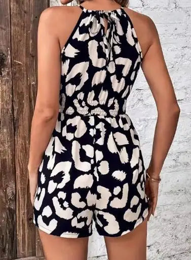 Macacão Feminino Curto Estampado em Animal Print com Cintura Ajustável.