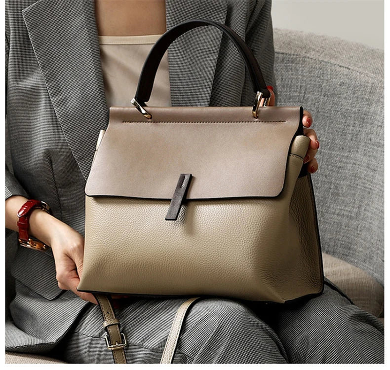 Bolsa Feminina em Couro Legítimo.