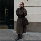 Sobretudo Feminino de Gola Alta com Capuz em Fibra Natural.