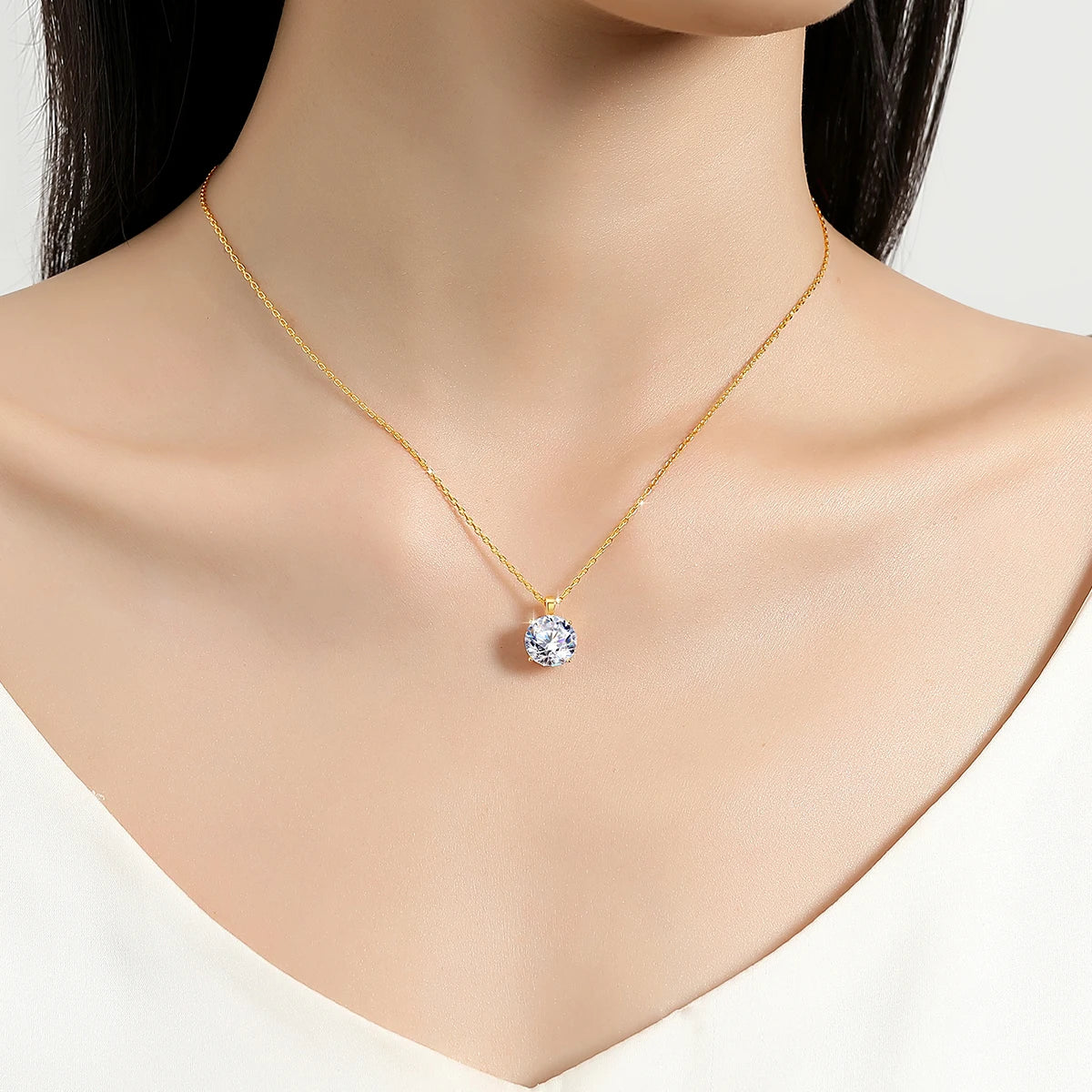 Colar Feminino com Pingente de Moissanite Redondo em Ouro 14K.