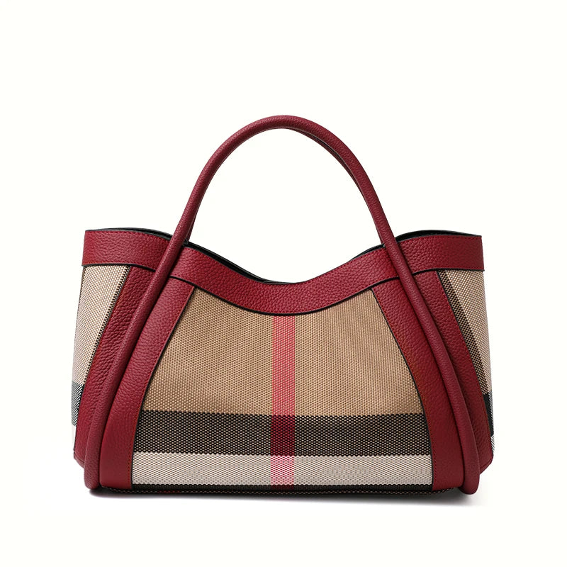 Bolsa Casual em Lona Xadrez com Detalhes em Couro Bovino.