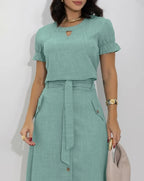 Vestido Feminino Slim em Linha A com Botões Decorativos e Caimento Natural.