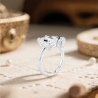 Anel Feminino de Moissanita com Lapidação Esmeralda e Pera em Prata 925 Banhado a Ouro