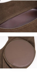 Bolsa Feminina em Camurça e Couro com Acabamento Sofisticado.