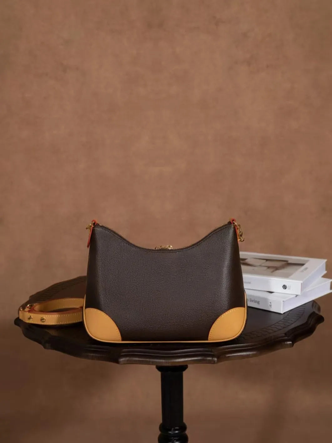 Bolsa Feminina de Couro com Detalhes Luxuosos.