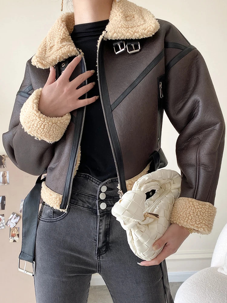 Casaco Feminino em Couro Sintético e Camurça com Detalhes Modernos.