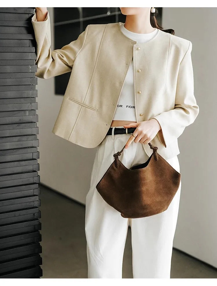 Bolsa Feminina em Camurça e Couro com Acabamento Sofisticado.