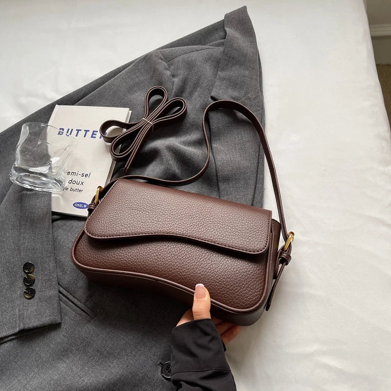 Bolsa transversal MOODS com formas irregulares.