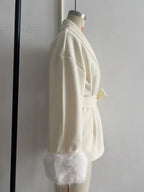 Casaco Feminino Elegante com Gola Dobrável e Amarração na Cintura.