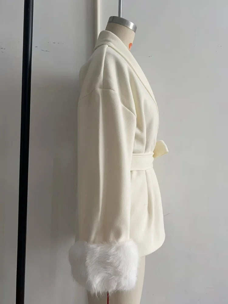 Casaco Feminino Elegante com Gola Dobrável e Amarração na Cintura.