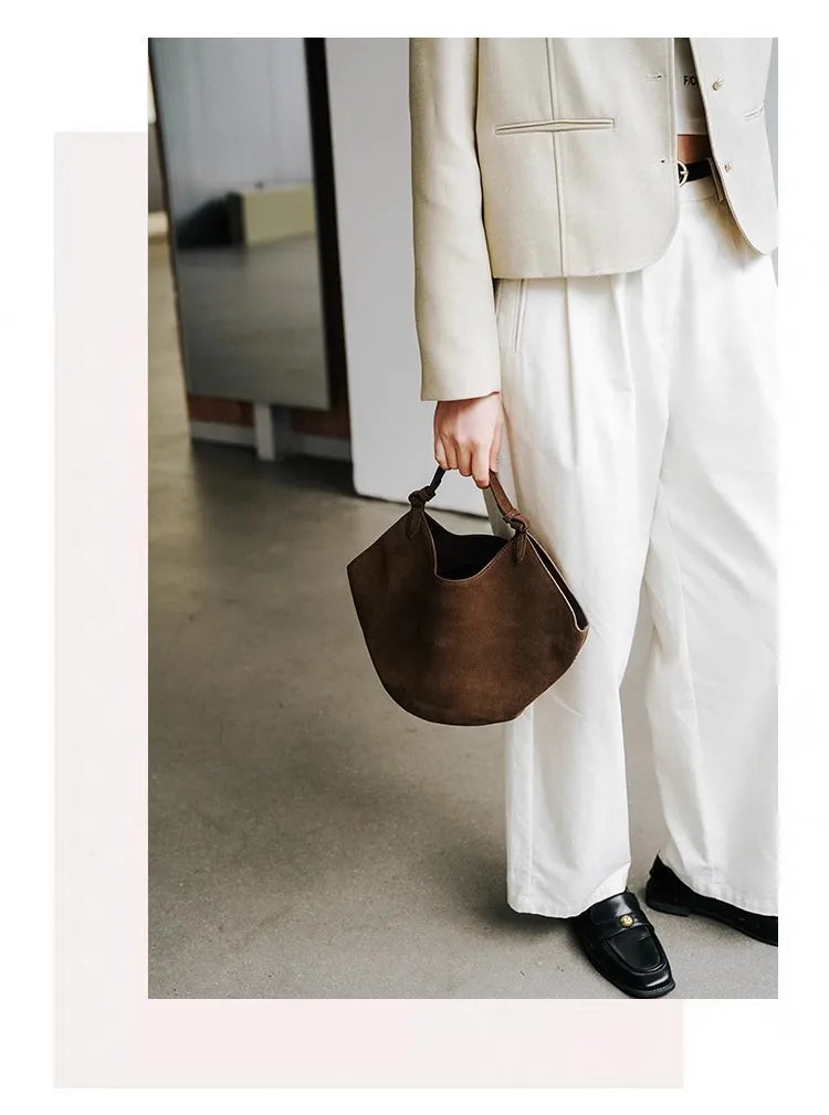 Bolsa Feminina em Camurça e Couro com Acabamento Sofisticado.