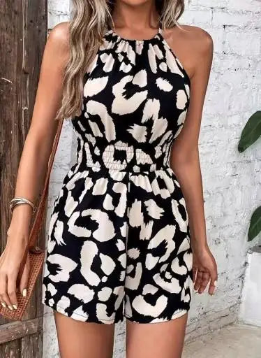 Macacão Feminino Curto Estampado em Animal Print com Cintura Ajustável.