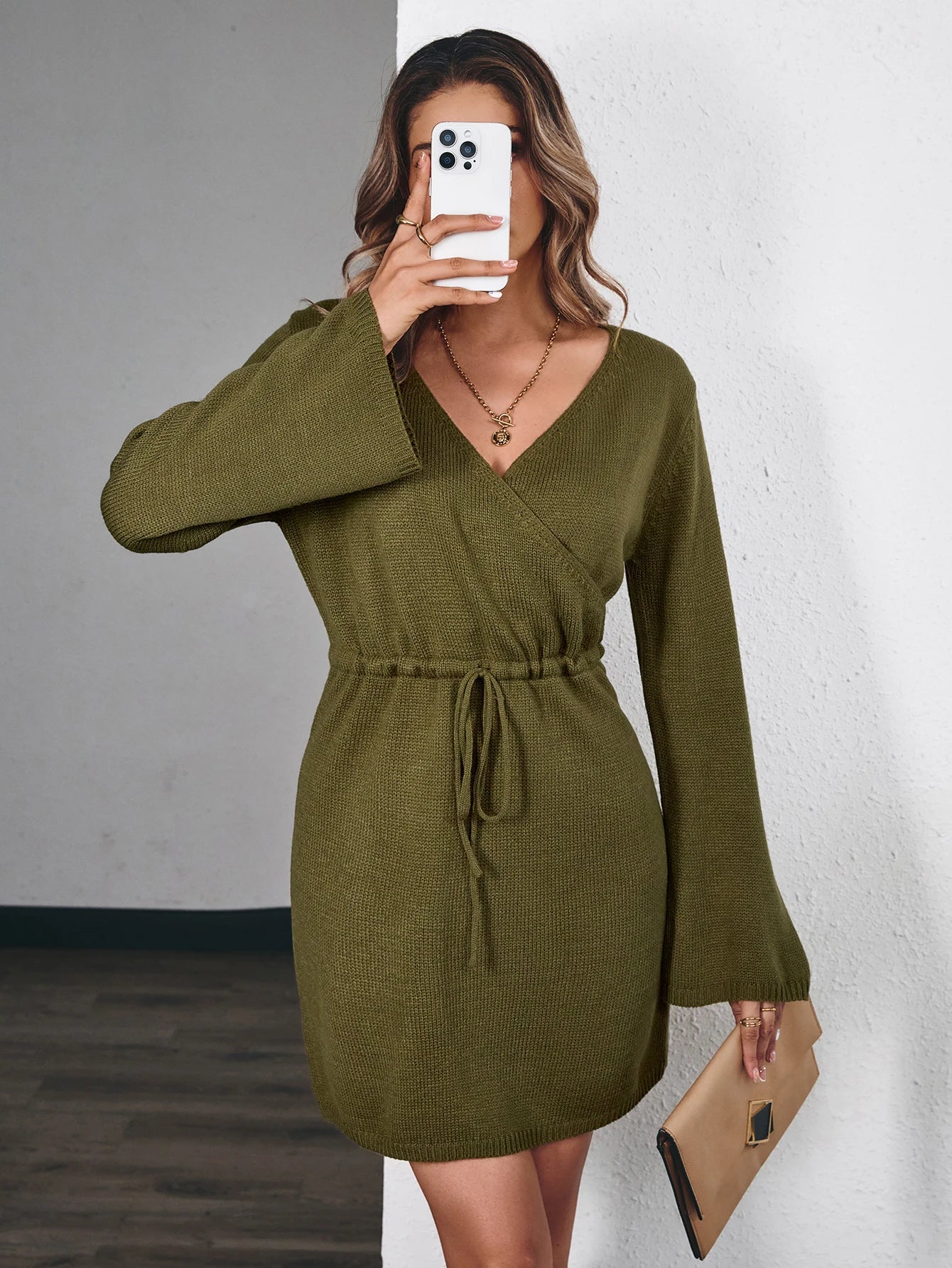 Vestido Feminino Slim com Manga Trompete.