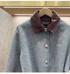 Casaco Feminino em Lã Fina com Gola de Couro Removível e Artesanato Frivolité.