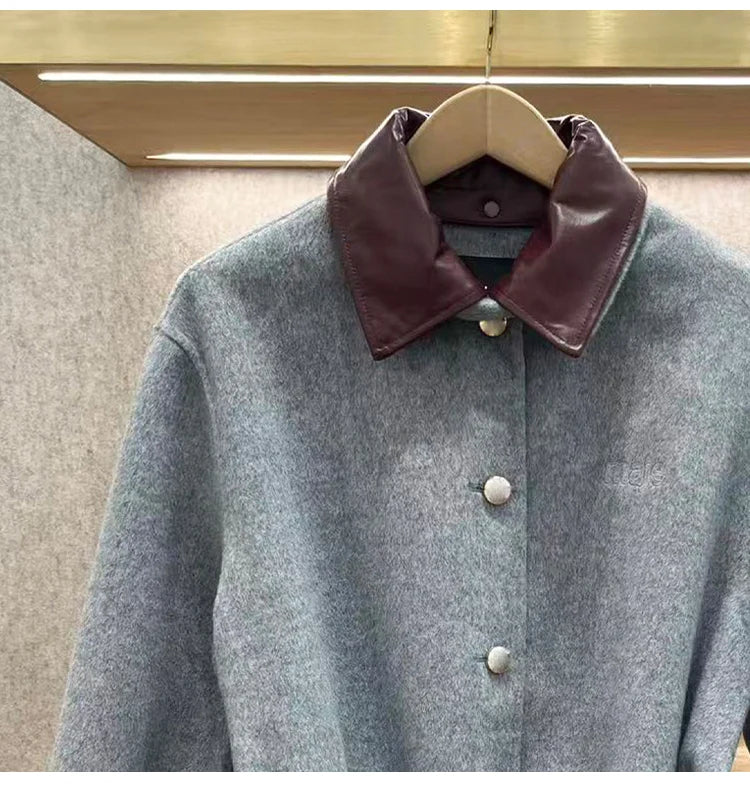 Casaco Feminino em Lã Fina com Gola de Couro Removível e Artesanato Frivolité.