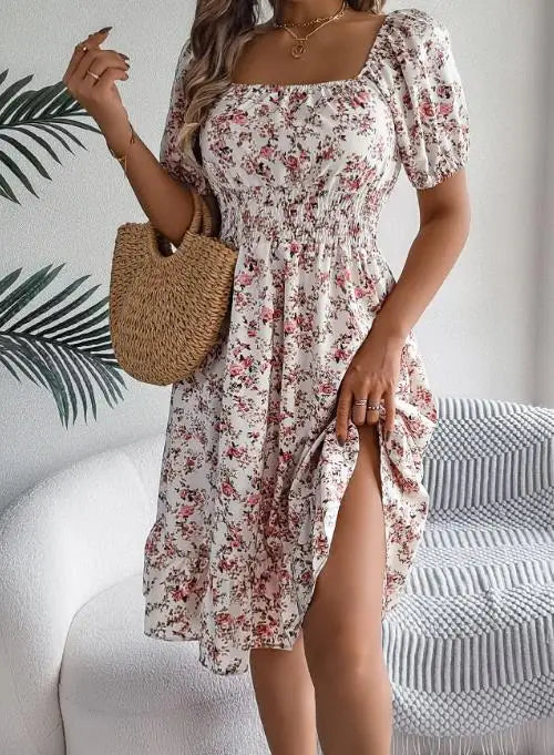 Vestido Feminino Curto Estampado com Decote Quadrado e Mangas Bufantes.