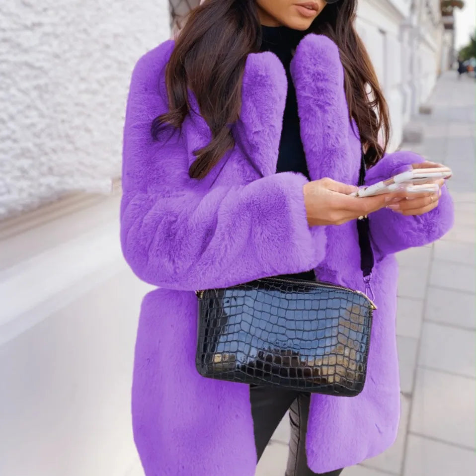 Casaco Feminino Longo em Pele Sintética e Frivolité Artesanal.