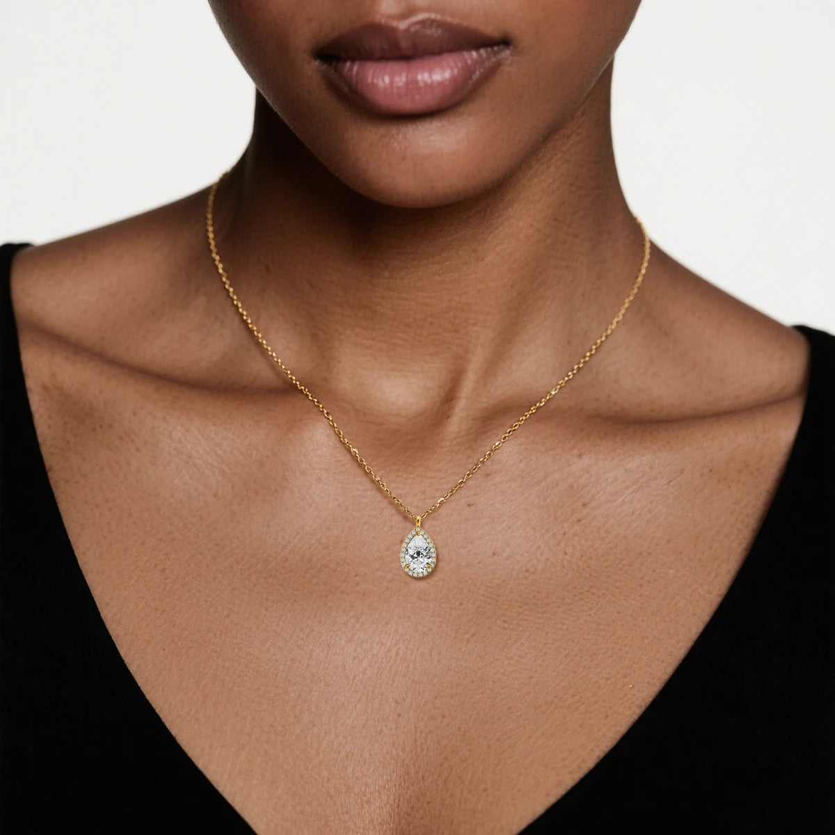Garb Lacrima di Luce – Colar com Pingente de Moissanite Halo em Ouro 14K com Lapidação Pera