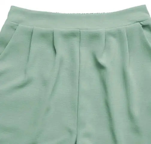 Conjunto Feminino Slim de Verão com Blusa Decote Quadrado e Shorts de Corte Reto.