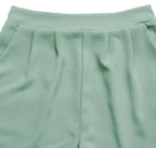 Conjunto Feminino Slim de Verão com Blusa Decote Quadrado e Shorts de Corte Reto.