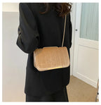 Bolsa Feminina Aba com Detalhes Luxuosos.