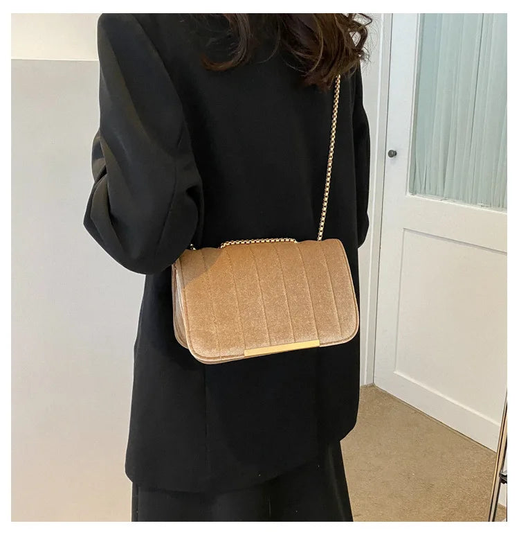 Bolsa Feminina Aba com Detalhes Luxuosos.