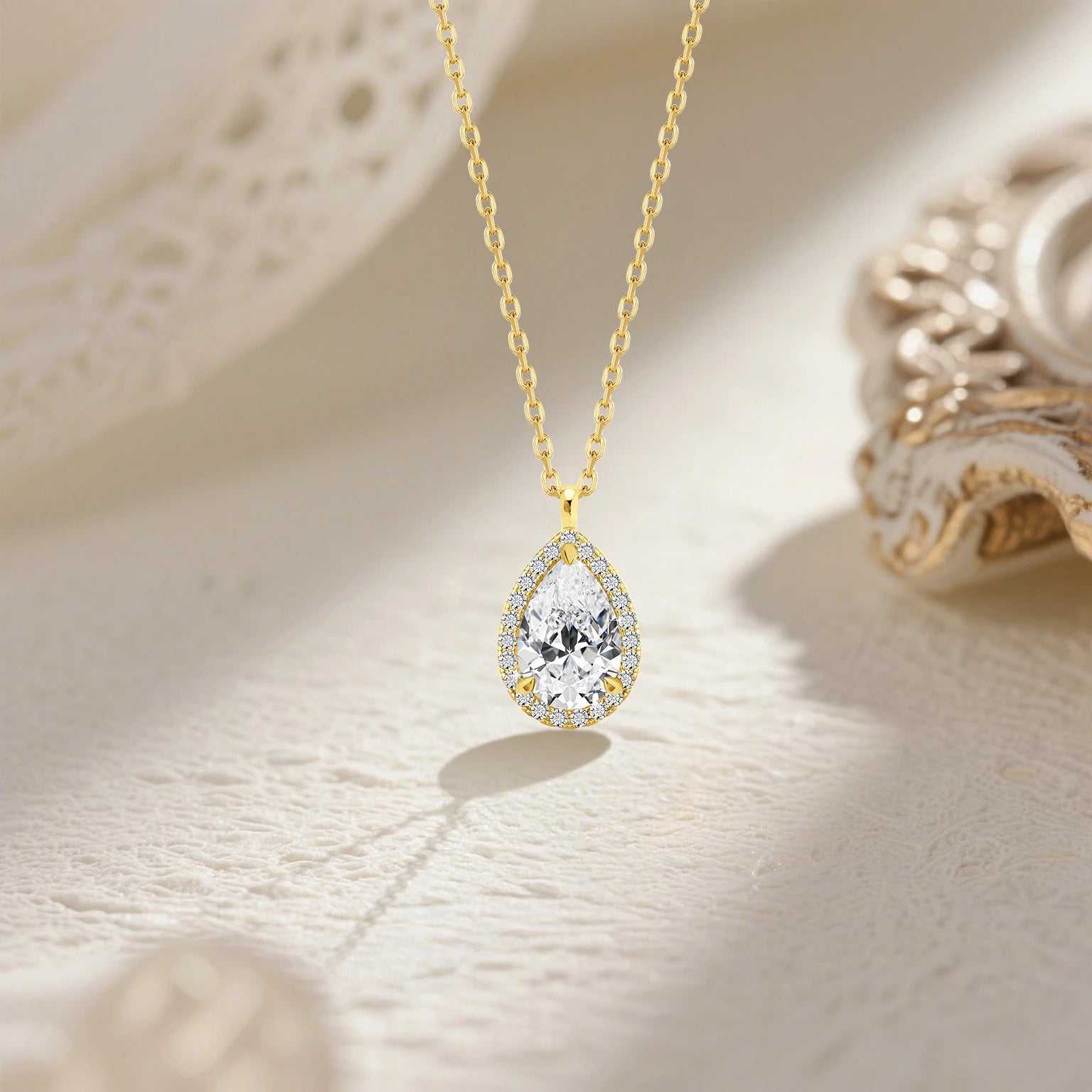Garb Lacrima di Luce – Colar com Pingente de Moissanite Halo em Ouro 14K com Lapidação Pera