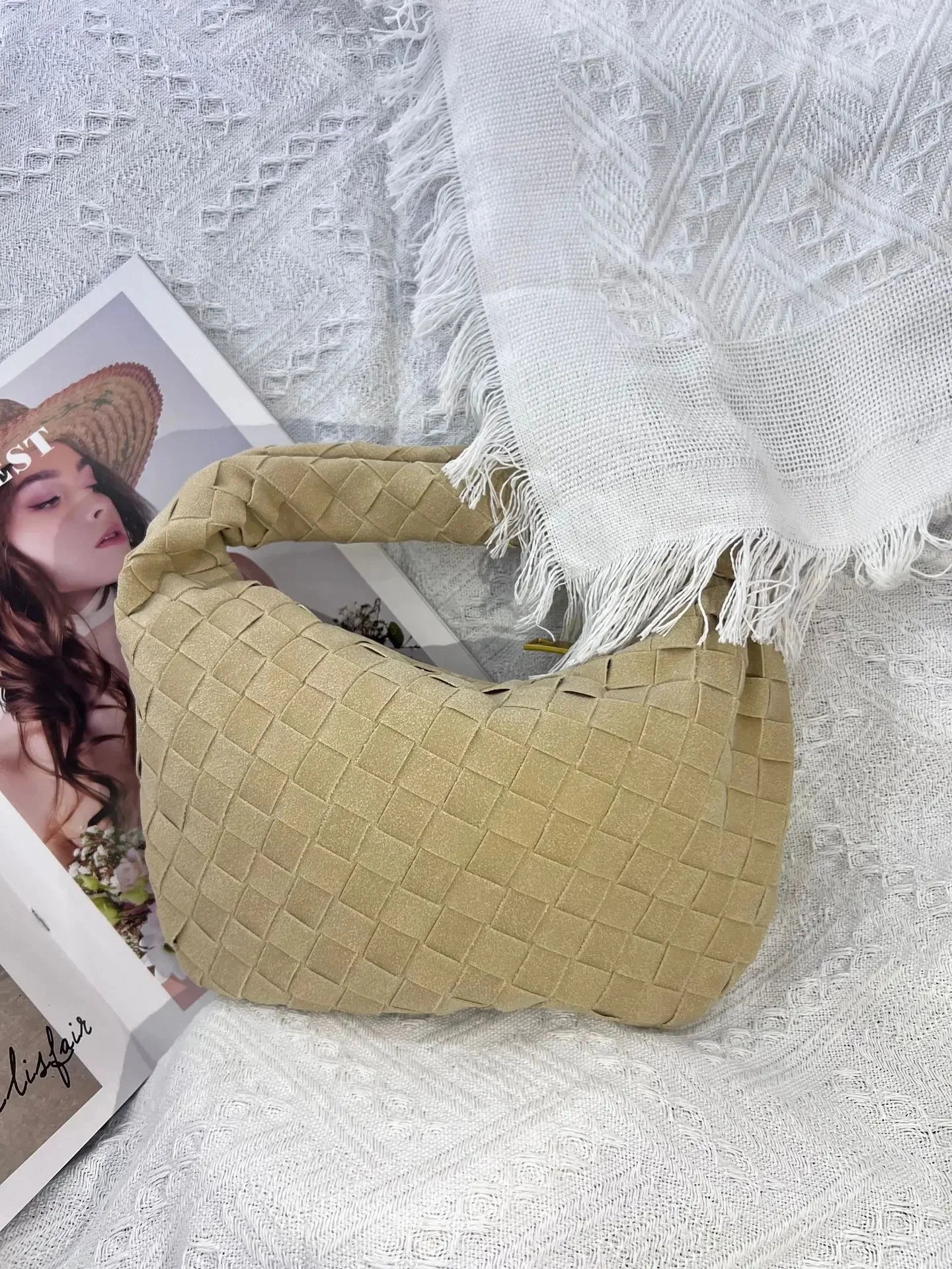 Bolsa Feminina de Seda e Couro Sintético com Design Sofisticado e Funcional