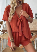 Conjunto Feminino Slim de Verão com Blusa Tricotada e Shorts de Cintura Elástica.